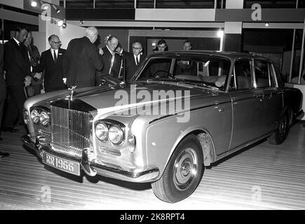 Oslo Mai 1966 Grande-Bretagne 66: Pendant deux semaines en avril et mai, le Royaume-Uni a marqué Oslo avec une commercialisation à grande échelle du commerce et du tourisme britanniques. De nombreux invités célèbres sont venus à l'exposition de Sjølyst, y compris Kong Olav. Ici, le roi Olav avec enthousiasme étudie une vraie Rolls Royce avec le signe de voiture RR1966. Photo: Storløkken et Aaserud / actuel / NTB Banque D'Images