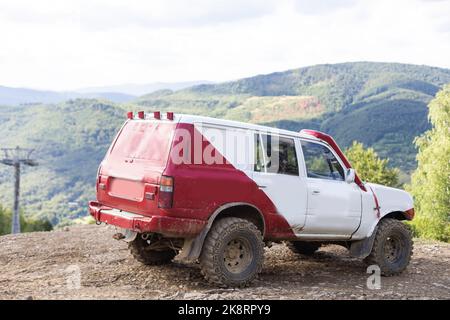 Le véhicule tout-terrain se déplace sur le chemin de la montagne pendant la saison des pluies. Banque D'Images