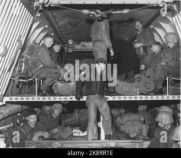 Naples, Italie novembre 1956. Des troupes de police norvégiennes se sont alors déployées pour rejoindre Suez afin de participer à la force de police internationale. 5000 soldats des Nations Unies des pays nordiques, du Canada, de l'Inde et du Pakistan sont rassemblés à Naples. Les soldats ont dû attendre à Naples jusqu'à ce qu'il y ait un accord entre l'ONU et Nasser sur les conditions du séjour des forces de garde internationales en Égypte. Ici les soldats à bord de l'avion américain de transport de troupes Globemaster qui prend 200 soldats. Photo: Sverre A. Børretzen courant / NTB Banque D'Images