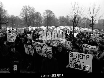 Oslo 19701103 manifestations contre la participation américaine à la guerre du Vietnam. Affiches avec les Parols 'victoire pour les FNL', 'rompre avec le gouvernement de Saigon' et 'combattre l'impérialisme US' photo: NTB / NTB Banque D'Images