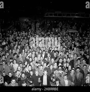 Oslo 19560920. Émeutes après la projection du film 'Rock Around the Clock' qui contenait la mélodie du même nom, dans le cinéma du centre. Des centaines de jeunes font du bruit dans le centre, des émeutes de rochers. Voici une grande foule de jeunes heureux et joués après le spectacle de film. Photo: Archives NTB / NTB Banque D'Images