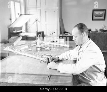 26 janvier 1949 d'Oslo. Sur l'étude géographique, des cartes sont faites. Il est important d'avoir une main stable lorsque les cartes sont dessinées. Photo: NTB / NTB Banque D'Images