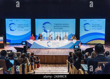 24 octobre 2022: 24 octobre 2022 - Buenos Aires, Argentine - cérémonie d'ouverture de la trente-neuvième session de la Commission économique pour l'Amérique latine et les Caraïbes (CEPALC).la trente-neuvième session de la Commission économique pour l'Amérique latine et les Caraïbes (CEPALC) a lieu du 24 au 26 octobre 2022, Au Centro Cultural Kirchner de Buenos Aires, en application de la résolution 753 (PLEN.36), adoptée à la trente-sixième session du Comité plénier de la CEPALC, tenue à New York le 3 décembre 2021. La réunion se tient conformément au calendrier des conférences de la CEPALC pour la période 20 Banque D'Images