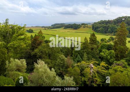 Vue depuis les jardins du château de Dunster avec une vue imprenable sur le canal de Bristol, Dunster, Somerset, Angleterre, Royaume-Uni. Banque D'Images