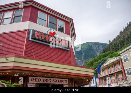 Juneau, Alaska - 27 juillet 2022 : le centre de Juneau, Alaska, abrite de nombreux magasins touristiques, restaurants et sites touristiques. Vue sur le Red Dog Saloon. Banque D'Images