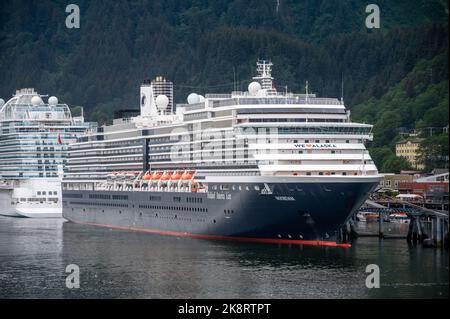 Juneau, Alaska - 27 juillet 2022 : la princesse de la découverte et le Noordam au quai de croisière de Juneau. Banque D'Images