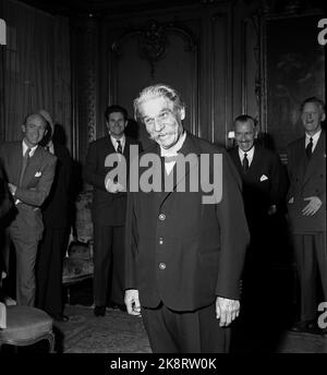Oslo, novembre 1954. 'Albert Schweitzer, som kom à Oslo 2. nov. Pour škvittere pour fredspreved med den obligatoriiske Nobel-talen, må ha følt varmen strømme mot seg helt fet øyeblikk han satte foten på perrongen på Østbanen. Utenfor stasjonen var det nesten comme folksomt som når en idrettsstjerne kommer hjem. Folk trengte seg på for šfå et glimt av denne store humanisten fafrikas urskog, mannen som ga avkall på den strålende karrière han rike intellektuelle og kunstneriske utrustning hadde sikret Ham, for slåss sykner sket skog skog skog skog slås slås burning. . Banque D'Images