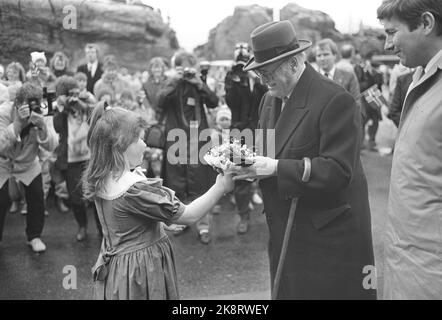 Bergen 19890330. Le roi Olav ouvre la grue qui conduit l'huile d'Oseberg à Sture à Øygarden. Ici, le roi Olav est remis des fleurs par Kristin Toft, 9 ans. Photo ; Torolf Engen NTB / NTB Banque D'Images