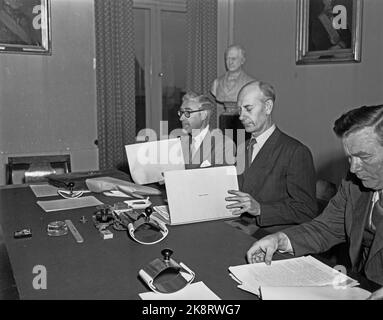 Oslo 19501024. Quatre jours de négociations exaltées entre les deux principales organisations, l'Organisation nationale de Norvège et l'Association norvégienne des employeurs, sur la compensation de l'augmentation des prix. Le premier ministre Einar Gerhardsen au milieu, Erik Brofoss tv Photo: Sverre A. Børretzen / Arne Kjus / actuel Banque D'Images