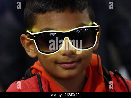 Leicester, Leicestershire, Royaume-Uni. 24th octobre 2022. Un garçon porte des lunettes illuminées pendant les célébrations de Diwali sur le Golden Mile. LeicesterÔs fête de Diwali est l'une des plus grandes en dehors de l'Inde. Credit Darren Staples/Alay Live News. Banque D'Images