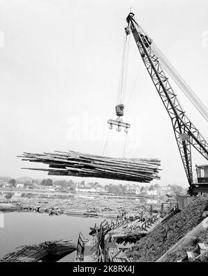 Skien 19590725, « la plus grande et la plus rapide machine à papier de Norvège ». La cellulose, la pâte de bois et le papier sont maintenant produits dans l'ancien monastère. Voici Union Bruk, qui est l'une des sept usines du Groupe de l'Union, le plus grand fabricant de papier de Norvège. Robinet d'ascenseur avec bois. Des bâtons de bois flottent dans la rivière. Photo: Aage Storløkken / actuel / NTB Banque D'Images