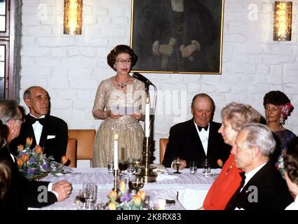 Oslo 19810507. La reine Elizabeth lors d'une visite d'État en Norvège avec son mari, le prince Philip. Dîner du gouvernement à Akershus pour la reine Elizabeth. Par ex. Guttorm Hansen, la reine Elizabeth, le roi Olav et la princesse Sonja. Robe étincelante beige et argentée. Sonja avec fleur dans les cheveux. Photo: Per Løchen / NTB / NTB Banque D'Images