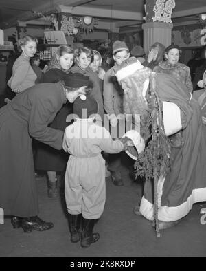 Oslo 195312. Il approche la fin de Noël. Dans quelques heures, le tapis se glissera pour la grande fête, avec l'arbre de Noël comme centre fédérateur. Rarement le monde est si plein d'aventures pour les petits que ces jours-ci. Être avec la mère et le père aux expositions est l'un des éléments réguliers du programme avant Noël pour tous les enfants de la ville. Photo: Sverre A. Børretzen / actuel / NTB Banque D'Images