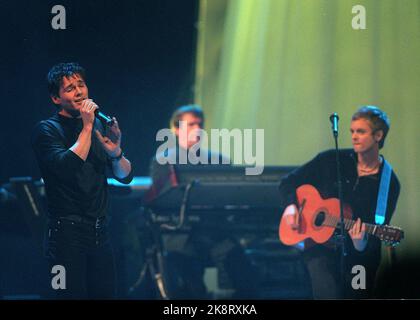 Oslo. Le concert Nobel 1998. A-ha avec Morten Harket, Pål Waaktaar et Magne Furuholmen ont été réunis et dans la grande forme lors de la rencontre des étoiles dans la salle de concert d'Oslo vendredi soir en l'honneur des lauréats du Prix de la paix de cette année, les Iriens du Nord David Trimble et John Hume. (Photo : Roar Vesstad, NTB plus) Banque D'Images