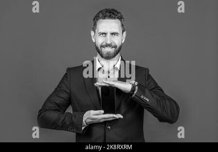 publicité sur l'application téléphonique. homme d'affaires présentant le produit. présentation du nouveau smartphone. Banque D'Images