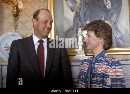 Asker 1983-05: Le couple du Prince héritier à Skaugum. Le couple du prince héritier norvégien, le prince héritier Harald et la princesse Sonja, ont photographié ensemble à Skaugum sur 19 mai 1983. Ici en face de la cheminée dans le salon. (Crown Princess dans une robe à motifs avec des rayures bleues et rouges.) Photo: Bjørn Sigurdsøn Banque D'Images