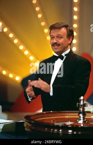 Oslo 19910322: TVNorge envoie le dernier programme 'Casino' de la boîte de nuit 'Mølla' à Oslo, 22 mars 1991. Le programme en direct a été un grand succès pour TVNorge et le gestionnaire de programme Halvard Flatland. Le réseau téléphonique a été épaté par les personnes qui appellent pour s'y joindre, tandis que la communauté des affaires a été en ligne pour contribuer des produits pour des gains. Image : Gestionnaire de programme Halvard Flatland. Photo: Bjørn Sigurdsøn / NTB / NTB Banque D'Images