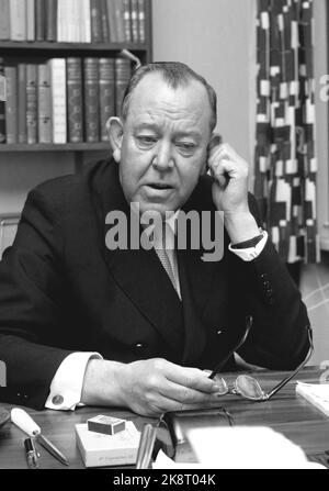 Oslo 19601022. Trygve lie (1896-1968) avocat et politicien norvégien. Ministre des Affaires étrangères pendant la Seconde Guerre mondiale 1940-45-et jusqu'en 1946. Est devenu le premier secrétaire général de l'ONU 1946-1953. Trygve mensonge photographié dans son bureau à l'occasion d'un repoot dans le courant. Photo: Ivar Aaserud courant / NTB Banque D'Images