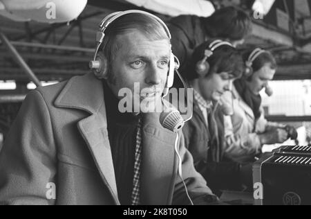 Selhurst Park, Londres 19721125. Journaliste sportif dans NRK Knut TH. Gleditsch en Angleterre pour commenter le match de basculement de samedi à la télévision. Chaque semaine, un des journalistes sportifs de la télévision se rend en Angleterre pour commenter le match. Nous suivons ici Knut TH. Gleditsch part d'Oslo jusqu'à ce qu'il soit de retour. Dans la photo dans la zone de commentaire pendant la comparaison. Téléphones auditifs. Photo: Aage Storløkken Current / NTB Banque D'Images