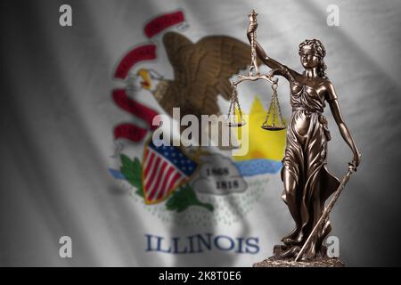 Drapeau de l'Etat américain de l'Illinois avec statue de la justice de dame et balance judiciaire dans la pièce sombre. Concept de jugement et de punition, contexte des sujets de jury Banque D'Images