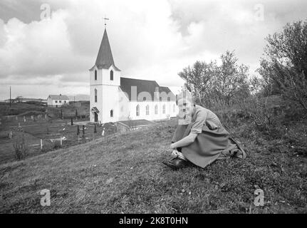 Kjerringøy 19620623. Film d'enregistrement basé sur 'Pan' de Hamsun sur Kjerringøy. Ici, Liv Ullmann assis dans l'herbe à l'extérieur de l'église de Kjerringøy. Photo: Sverre A. Børretzen courant / NTB Banque D'Images