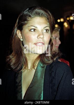 Stockholm 199604: Roi Carl XVI Gustaf 50 ans - plusieurs jours de fête annuelle pour le roi de Suède. Représentation du parti royal à l'Opéra sur 29 avril, organisée par le gouvernement et le Parlement. La photo : la princesse Victoria arrive à l'Opéra. Photo: Bjørn Sigurdsøn / NTB / NTB Banque D'Images