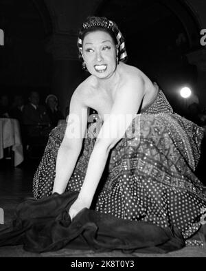 Oslo 195403. Josephine Baker est de nouveau venue à Oslo. À Bristol, elle accueille ses auditeurs avec des chansons sur l'amour et d'autres choses importantes dans la vie. Elle n'est pas habillée de bananes maintenant, mais dans des robes soigneusement personnalisées de Dior. Le corps est toujours son serviteur obéissant, grésillant avec des humeurs de petites pinces et chante en français et en anglais. En bref, toute la figure envoie des charges électriques de joie de vie. Photo: Sverre A. Børretzen / actuel / NTB Banque D'Images