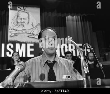 Oslo 16 mars 1975. Le parti de gauche socialiste tient le Congrès national. Ici Ove Larsen sur la chaire. Photo: Henrik Laurvik / NTB Banque D'Images