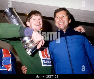 Oslo, 19801026. Finale de la coupe 1980. Lillestrøm - Vålerenga (1-4). Stade Ullevaal. La photo: Vålerenga applaudit à la victoire sur 26 octobre 1980. Le gardien Tom R. Jacobsen détient le trophée. /Trophées/cuptrophe/ photo: Erik Thorberg / NTB / NTB Banque D'Images