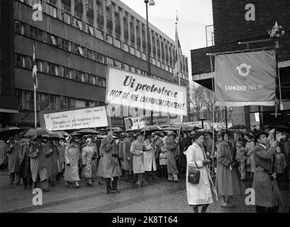 Oslo 19530501 1 mai manifestation à Oslo, en pluie battante. La libération conditionnelle principale était «les progrès doivent continuer». Voici une affiche protestant contre les nouvelles déclarations de clôture. PHOTO: VALLDAL / NTB / NTB Banque D'Images