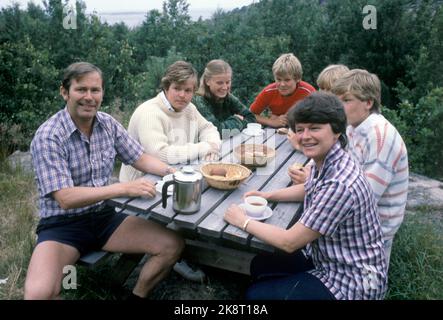 Helleskilen, Kirkøy à Østfold 1981-07: Le Premier ministre Gro Harlem Brundtland en vacances avec la famille dans la cabine de Helleskilen à Kirkøy (juste à côté de Hankø), juillet 1981. La photo : toute la famille s'est rassemblée pour un repas. Du Père Arne Olav Brundtland, Knut (19), la sœur de gros Hanne Harlem (16), Jørgen (14), Kaja (17), Ivar (15) et la mère Gro. Photo: Erik Thorberg / NTB / NTB Banque D'Images