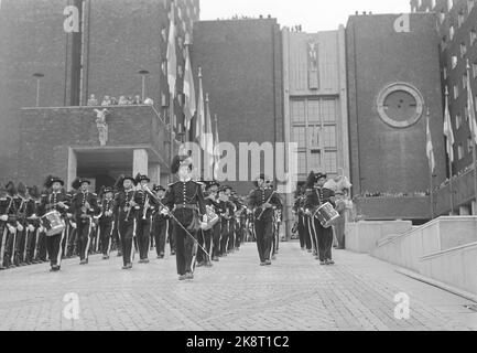 Oslo 19500515. Oslo anniversaire de 900 ans et dévouement de l'hôtel de ville d'Oslo. Les bijoux de fête en anniversaire rushes. La famille royale norvégienne et de nombreux invités ont été invités à l'ouverture de l'hôtel de ville. Jardin formé espalis d'un côté de la cour, et le jour en honneur avait les marques de nouveaux uniformes de modèle d'avant-guerre avec des plumes dans le chapeau. Photo: Sverre A Børretzen / Arne Kjus / courant / NTB Banque D'Images