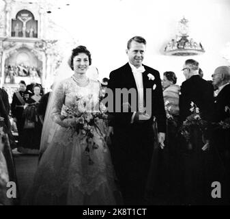 Asker 19610112 le mariage de la princesse Astrid la princesse Astrid épouse Johan Martin Ferner. Ici, le couple de la mariée heureux sur leur chemin de l'église d'Asker. Photo: Knobelauch / NTB / NTB Banque D'Images