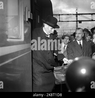 Oslo, novembre 1954. 'Albert Schweitzer, som kom à Oslo 2. nov. Pour škvittere pour fredspreved med den obligatoriiske Nobel-talen, må ha følt varmen strømme mot seg helt fet øyeblikk han satte foten på perrongen på Østbanen. Utenfor stasjonen var det nesten comme folksomt som når en idrettsstjerne kommer hjem. Folk trengte seg på for šfå et glimt av denne store humanisten fafrikas urskog, mannen som ga avkall på den strålende karrière han rike intellektuelle og kunstneriske utrustning hadde sikret Ham, for slåss sykner sket skog skog skog skog slås slås burning. . Banque D'Images