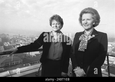 Oslo 19860912. La première ministre de la Bristian Margaret Thatcher lors d'une visite officielle en Norvège. Les premiers ministres margaret Thatcher et Gro Harlem Brundtland (t.v.) ont vu Oslo du haut du bâtiment du gouvernement avant le début des pourparlers politiques. Photo: Jens Kvale NTB / NTB Banque D'Images