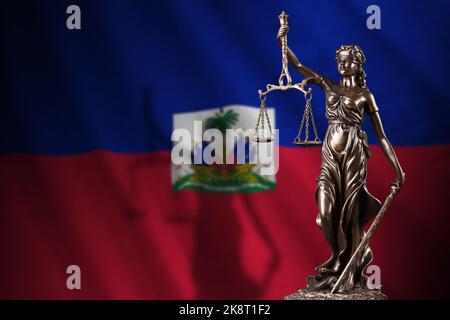 Drapeau d'Haïti avec statue de la justice de dame et balance judiciaire dans la pièce sombre. Concept de jugement et de punition, contexte des sujets de jury Banque D'Images