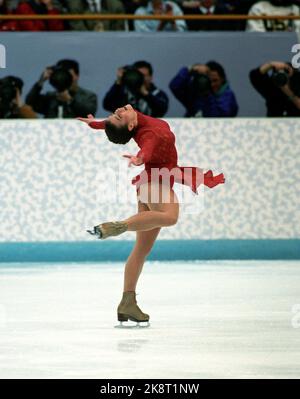 Hamar 19940225 OL Lillehammer-94, patinage artistique, femmes gratuites dans l'amphithéâtre olympique de Hamar. Katarina Witt en action dans sa chorégraphie gratuite au programme "Where Hare All the Flowers Gone", elle a consacré aux gens difficiles de Sarajevo, où elle a gagné ses premiers Jeux Olympiques en 1984. Photo: Jon EEG / NTB Banque D'Images