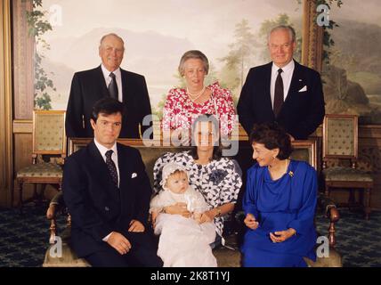 Oslo 19890620 : la fille d'Ingeborg, la princesse Ragnhild et Erling Lorentzen, baptise sa fille Victoria Ragna Ribeiro dans la chapelle du château. Ici, la famille est photographiée dans les birdworks au château. Du père de gauche Paulo Ribeiro, mère Ingeborg, fille Victoria Ragna,?, de gauche à droite Olderfar King Olav, grand-mère Princesse Ragnhild et Grandpa Erling Lorentzen. Photo: Knut falch Scanfoto / NTB Banque D'Images