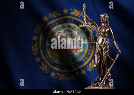 Drapeau de l'Etat du New Hampshire avec statue de justice de dame et balance judiciaire dans la pièce sombre. Concept de jugement et de punition, contexte pour jury haut Banque D'Images