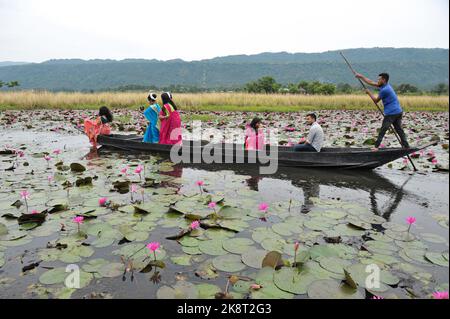 Sylhet, Bangladesh. 24th octobre 2022. 23 octobre 2022, Sylhet, Bangladesh : les visiteurs qui apprécient le bateau pendant la journée découverte à Jaintapur Dibir Hor de Sylhet, tandis que la tempête cyclonique Sitrang provoque de la pluie à Dhaka et dans d'autres parties du pays. Dibir Haor est connu comme Royaume de Shabla pour les voyageurs. Ici, au début du mois bengali d'Hemanta, de nombreuses fleurs rouges de Shabla ont fleuri dans ce Haor qui, sur la rive des collines de Meghalaya. Sur 23 octobre 2022 à Sylhet, Bangladesh. (Photo de MD Rafayat Haque Khan/ Groupe Eyepix/Sipa USA) crédit: SIPA USA/Alay Live News Banque D'Images