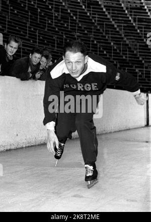 Oslo 195311. Skøyteløper Hjalmar Andersen 'Hjallis' har bestemt seg for å bli med i kampen om laurbærkransen igjen. NOE som gleder sikkert alle skøyteentusiaster. Pour Tiden er 'Hjallis' på besøk i Oslo. Han står i sportsforretning og selger skøyter i butikken til Marius og Stein Eriksen som han også bor hos. Stein Eriksen er dratt til Trondheim og har overtatt plassen bak disken for 'Hjallis'. Turen til hovedstaden er ingen ferie pour trønderen, det er dur trening. Son ser vi Hjalmar Andersen Trener på Jordal Amfi mens ungeflokken roper 'Heia Hjallis'. Foto: Sverre A. Børretzen / Aktuell / NT Banque D'Images