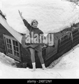 Oslo 25 mars 1967. La chanteuse, danseuse et actrice Raja Udovikova ont épousé la journaliste norvégienne Tore-Jarl Bielenberg. Elle est à l'origine tzigane de Russie et mise en captivité allemande pendant la guerre. Après la guerre, elle a brisé en tant qu'artiste. Pendant neuf ans, elle a travaillé au théâtre de Romen en Union soviétique, elle a également été la grande star de la télévision soviétique, elle a enregistré des films et chanté dans des disques. Ici avec guitare. Photo: Aage Storløkken / actuel / NTB Banque D'Images