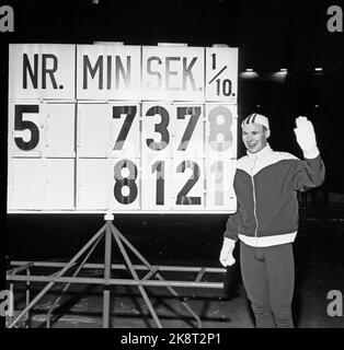 Oslo 19630127. Knut Johannesen était en action à Bislett. Il a établi un nouveau record du monde de 5000 mètres avec un temps de 7.37.8. « Kuppern » se réjouit à côté du tableau de bord avec le nouveau record. Photo: NTB / NTB Banque D'Images