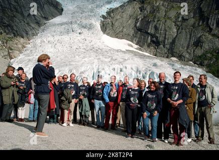 Norvège occidentale, 199308 : croisière en argent. Voyage Westland. Le couple royal norvégien, la reine Sonja et le roi Harald, organisent des croisières en Norvège occidentale à l'occasion de leur mariage d'argent. Photo: Stryn. La Grande duchesse Josephine Charlotte photographie la royauté devant le Briksdalsbreen. Au premier plan du groupe familial, la famille royale norvégienne avec f.v. La reine Sonja, la princesse Märtha Louise, le roi Harald et le prince héritier Haakon. En arrière-plan, entre autres choses. Les nombreux invités de familles royales européennes qui ont participé à la visite. Photo: Bjørn Sigurdsøn Banque D'Images