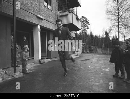 Oslo sur 13 mai 1967. Des célébrités essaient un nouveau jouet. Un nouvel ancien ravage le pays, l'anneau de Jenka. L'équipement se compose d'une bille en plastique à l'extrémité d'une corde attachée à un anneau. L'exercice est simple, mais exigeant: L'anneau est attaché à la jambe droite qui met le cordon en circulation. Ainsi, il est important de sauter avant d'obtenir les chevilles fusionnées comme le méchant dans un film agent. Voici le politicien Reiulf Steen qui maîtrise la tâche dans le style fin. Photo: Ivar Aaserud / courant / NTB Banque D'Images