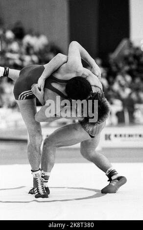 Kolbotn 1985-08: Lutte de la coupe du monde 1985. classe 52 kg. Jon Rønningen (ici à h.) Devient le premier champion du monde de lutte en Norvège lorsqu'il remporte la chute sur Minsait Tasetdinov (SOV) 11 août 1985. Photo: Bjørn Sigurdsøn Banque D'Images