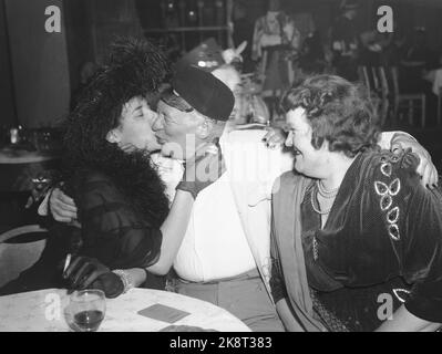 Oslo. Le restaurant arc-en-ciel. Nuit de carnaval en signe de coups de feu. L'association des écrivains tient le carnaval de l'année de tournage à Oslo pour le revenu des écrivains âgés et improductifs et des veuves d'écriture. Voici l'auteur Arthur Obre dans Red Fez qui semble s'aimer dans la situation dans laquelle le photographe l'a surpris. Photo: NTB Banque D'Images