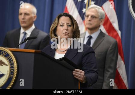 Washington, États-Unis. 24th octobre 2022. Le sous-procureur général Lisa Monaco parle lors d'une conférence de presse sur les affaires de sécurité nationale et les activités criminelles présumées d'un acteur de l'État-nation aux États-Unis dans l'édifice du département de la Justice Robert F. Kennedy à Washington, DC lundi, 24 octobre 2022. Photo de Bonnie Cash/UPI Credit: UPI/Alay Live News Banque D'Images