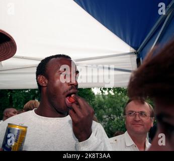 4 juillet 1997 d'Oslo. Linford Christie mange des fraises à Arne Haukvik. Photo; ton Georgsen / NTB Banque D'Images