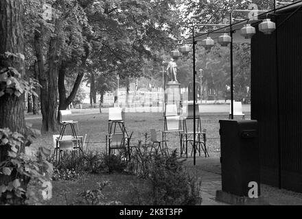 28 juin 1969 d'Oslo. Karl Johansgate à Oslo lors d'une chaude journée d'été. Ici depuis le Lund étudiant avec le restaurant situé à l'est du parc. Photo: Par Ervik / actuel / NTB Banque D'Images